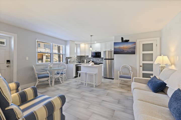 Gulf Breeze Hideaway - Pool, Beach Access - St. Pete Beach