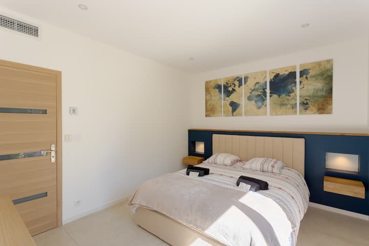 Chambre spacieuse avec lit de 160x200, tête de lit design et éclairage intégré. Décoration soignée et ambiance cosy. Idéale pour séjour confortable et reposant.