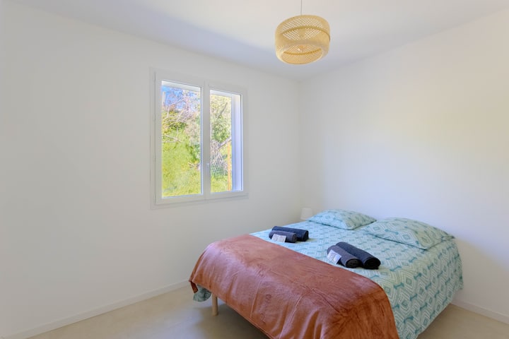 Chambre lumineuse avec lit 140x200, linge de lit fourni et ambiance apaisante. Espace confortable. Placard de rangement pour vos effets personnels.