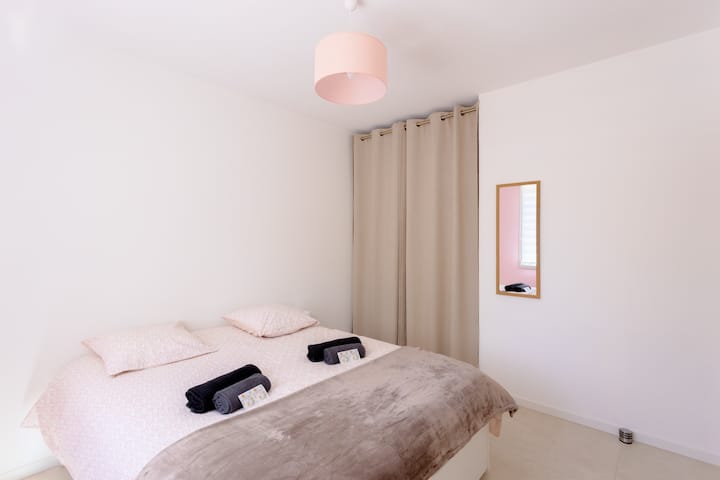 Chambre avec lit de 160x200 confortable, linge de lit fourni et rangements. Ambiance douce et lumineuse avec stores occultants pour un sommeil optimal. Idéal pour séjour reposant à la Villa Eden.