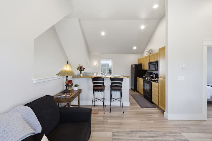 New King Bed Cozy Getaway | Gym Access - Bozeman, MT