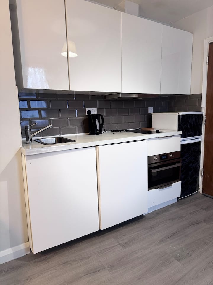 Loft Studio –With Private Ensuite & Kitchenette - Luton