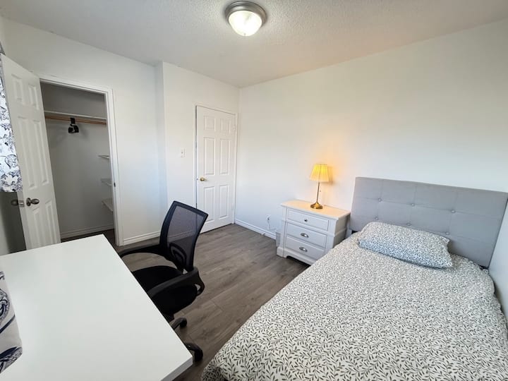 Close To Sky Train And Airport, Cartier St, U2 - Vancouver