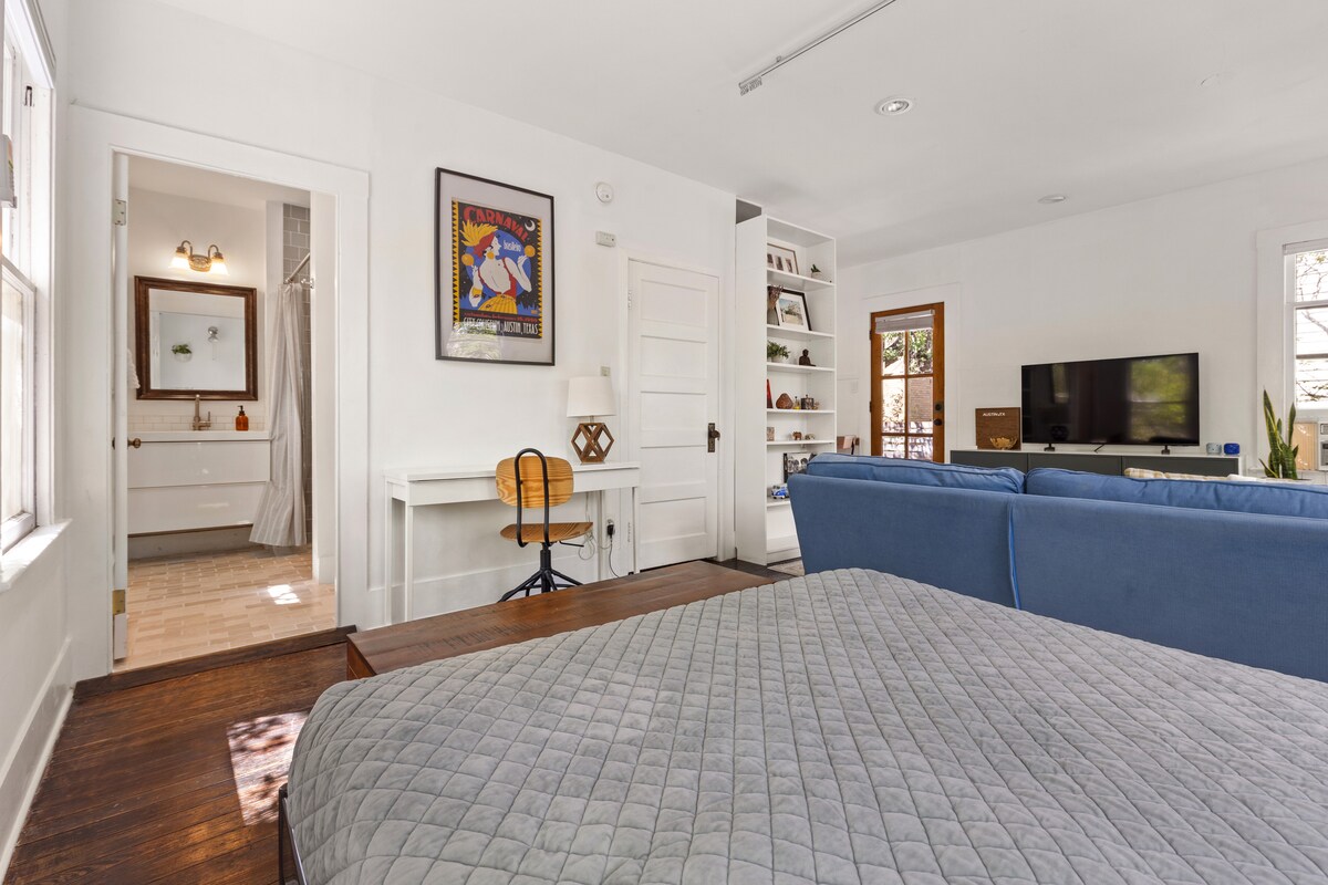 Sunny Loft In Central Austin