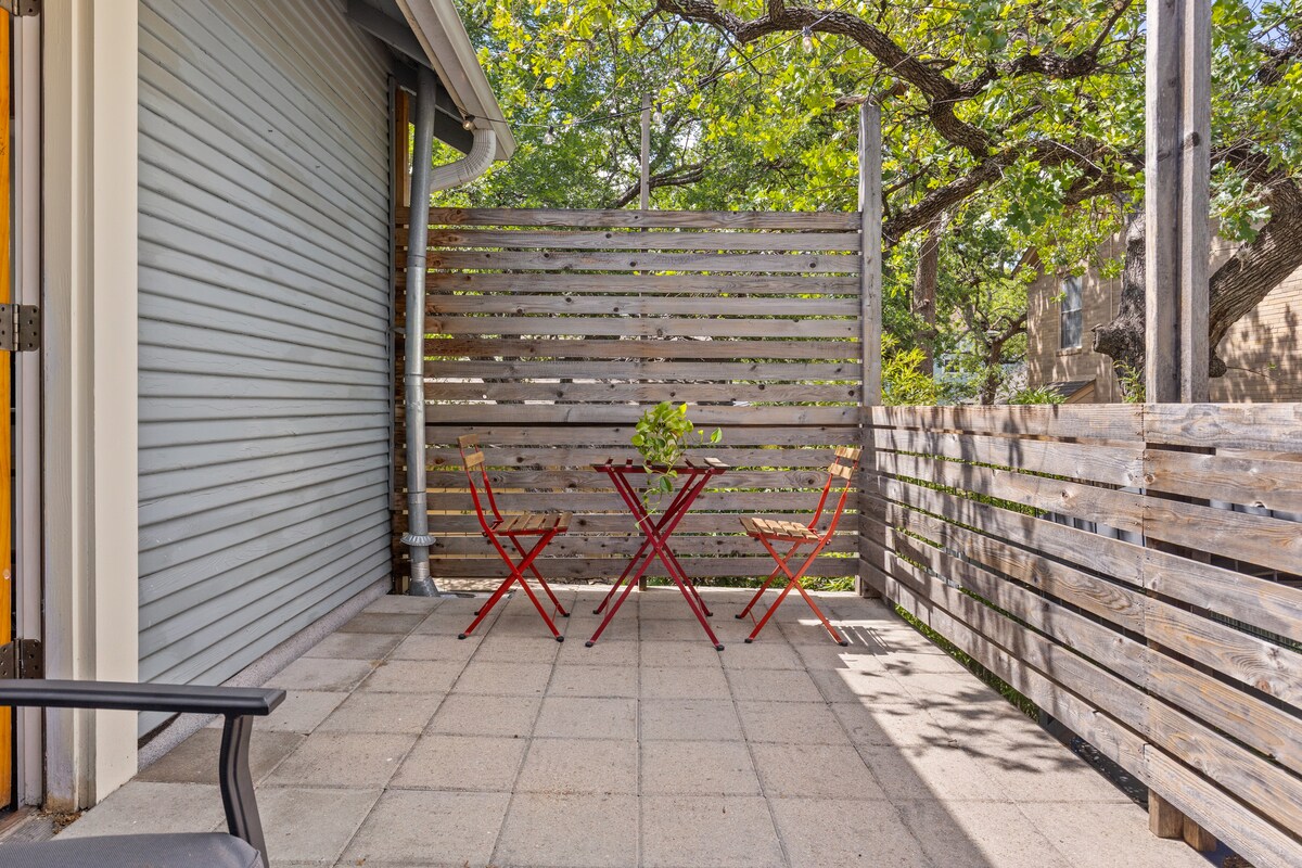 Sunny Loft In Central Austin