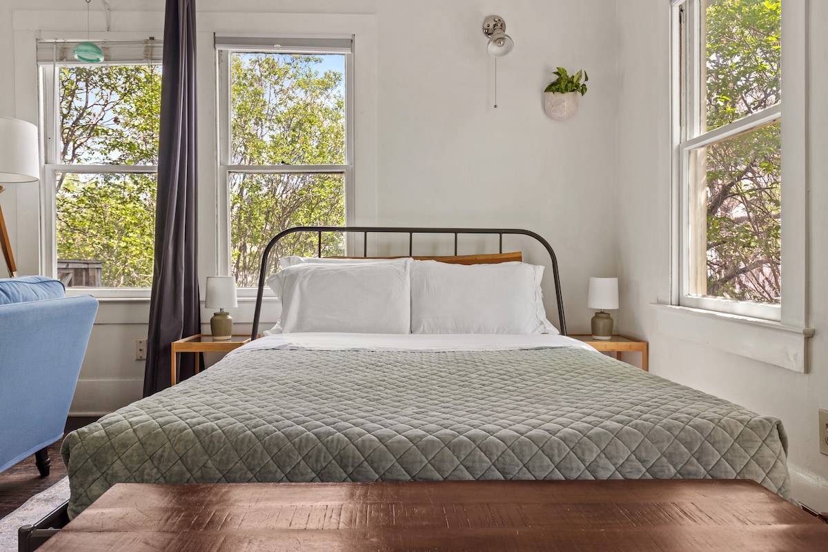 Sunny Loft In Central Austin