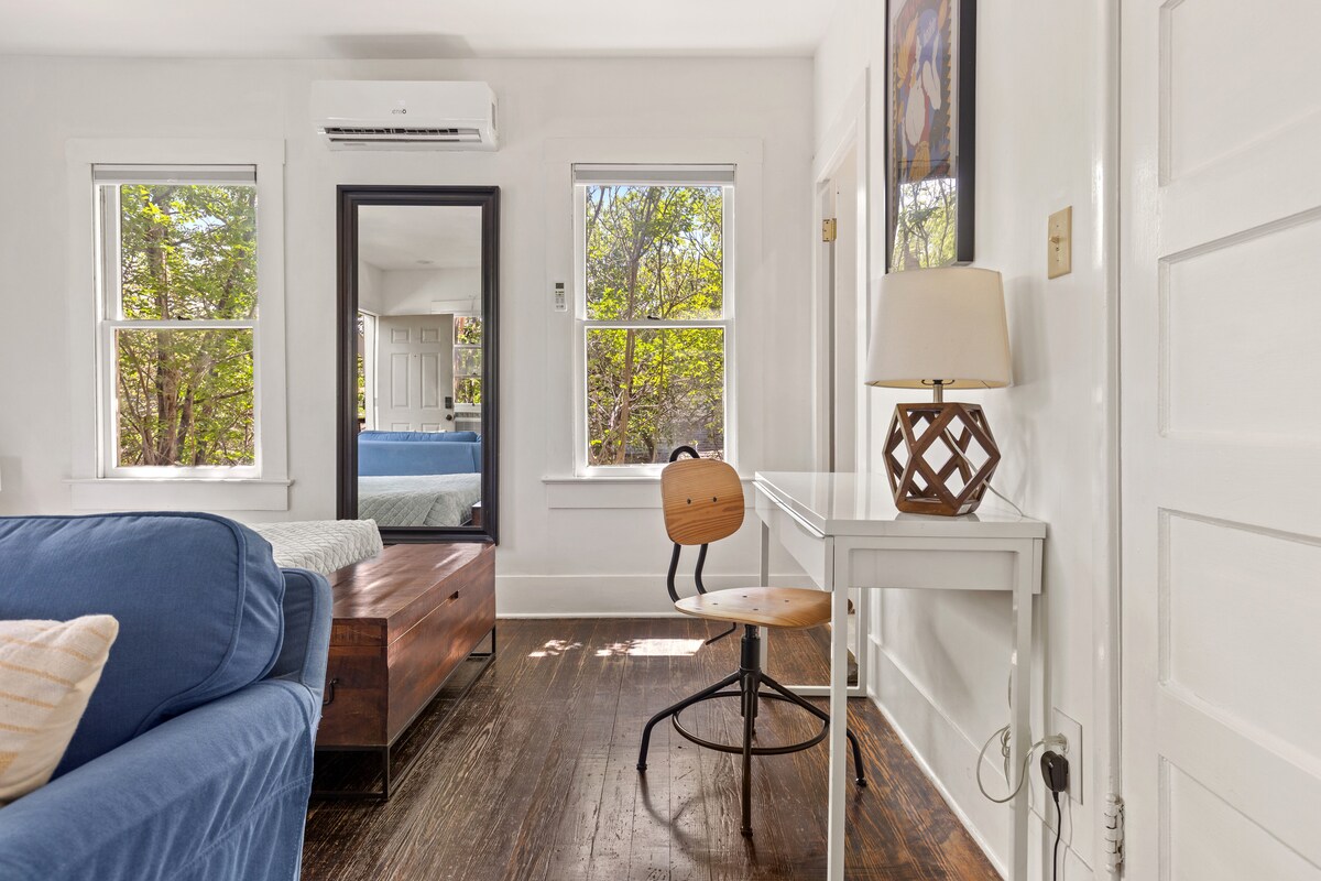 Sunny Loft In Central Austin