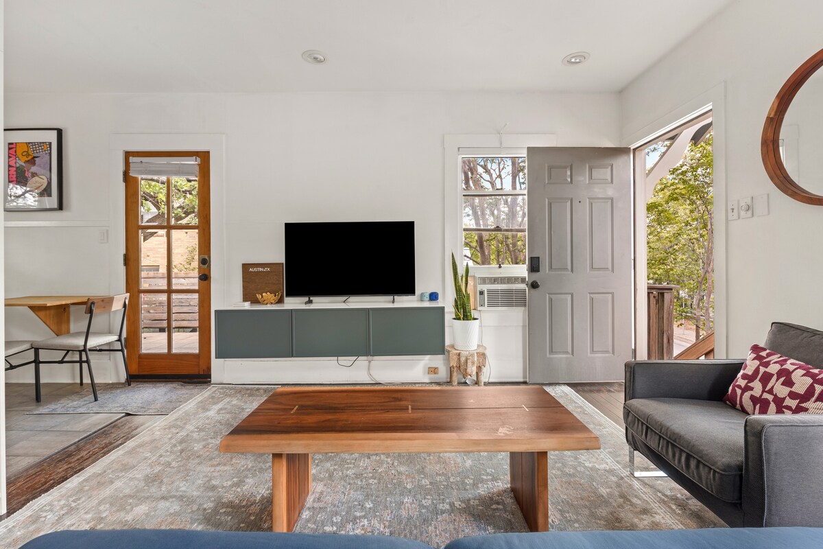 Sunny Loft In Central Austin