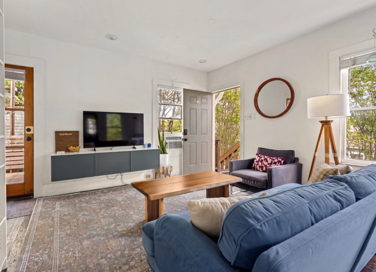 Sunny Loft In Central Austin