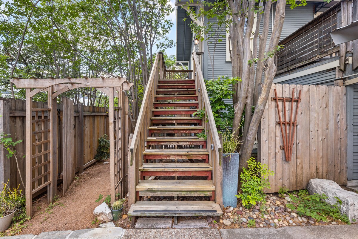 Sunny Loft In Central Austin