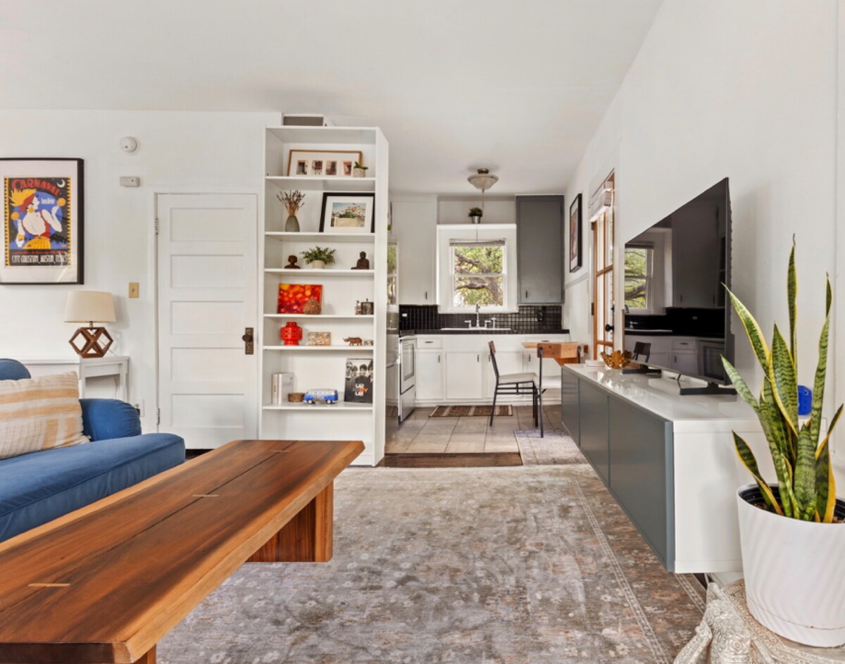 Sunny Loft In Central Austin