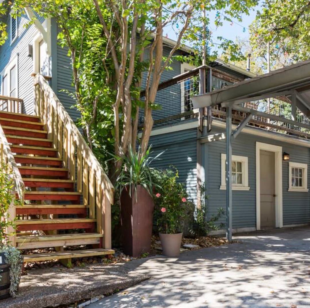 Sunny Loft In Central Austin