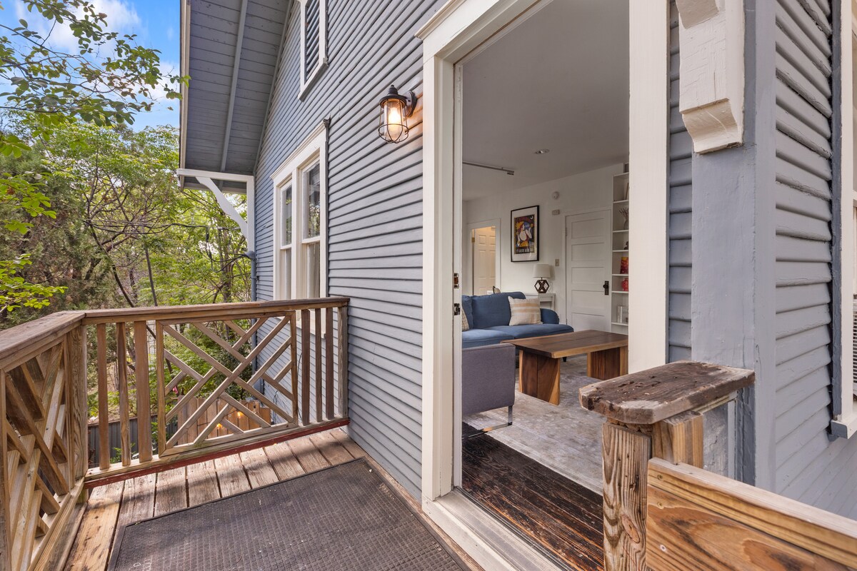 Sunny Loft In Central Austin
