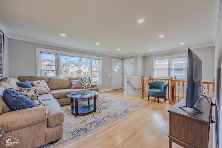 4br Home W/2 Living Rooms | Families & Long Stays - Des Plaines, IL