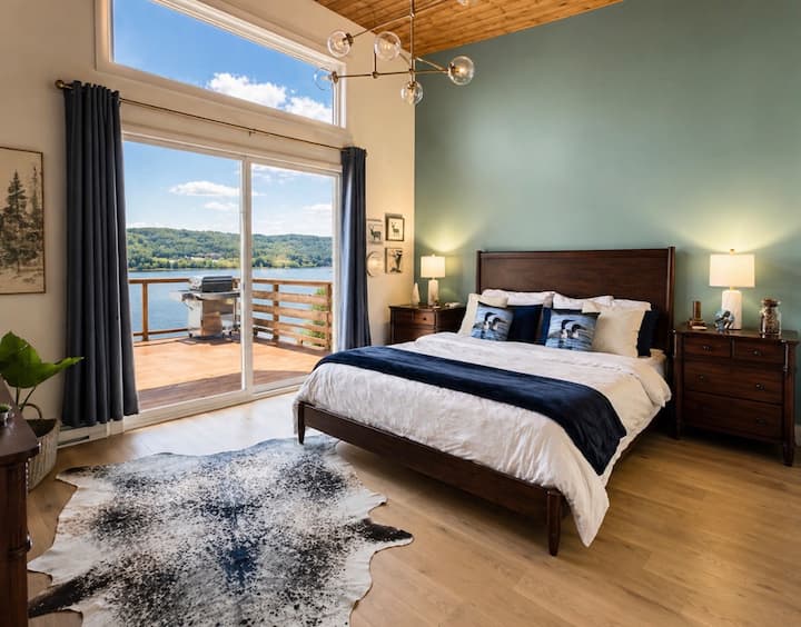 Suíte no andar principal com varanda privativa com vista para o lago, com escadas que levam diretamente à banheira de hidromassagem. Aproveite uma experiência perfeita em ambientes internos e externos, com fácil acesso para relaxar, descontrair e apreciar a vista.