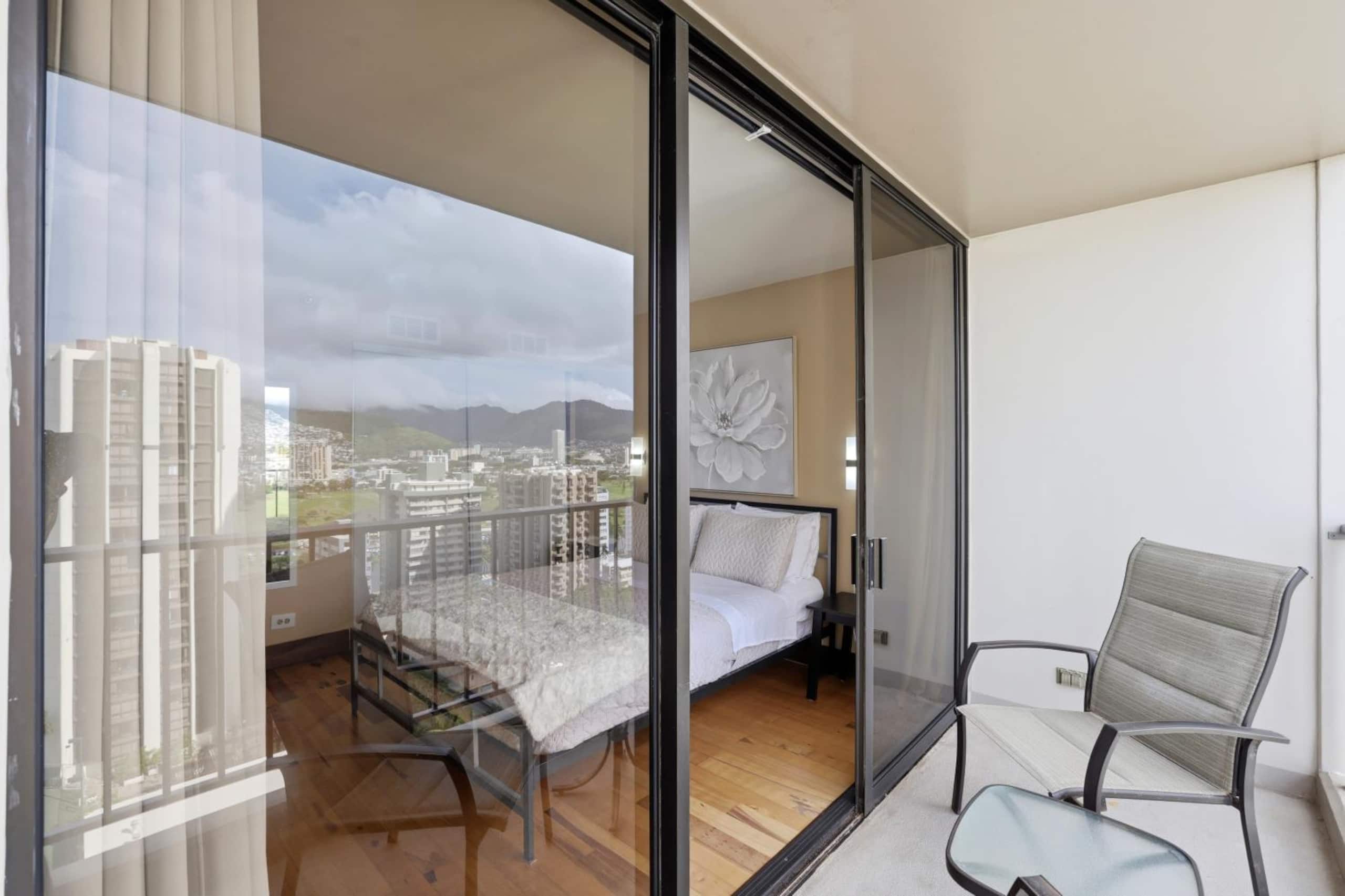 Condo in Honolulu · ★4.9 · 1 bedroom · 2 beds · 1 private bath - Image 13