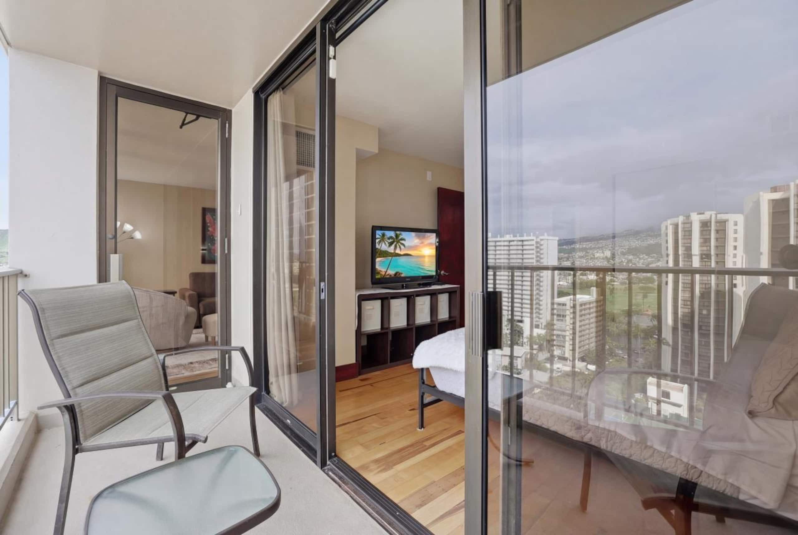 Condo in Honolulu · ★4.9 · 1 bedroom · 2 beds · 1 private bath - Image 17