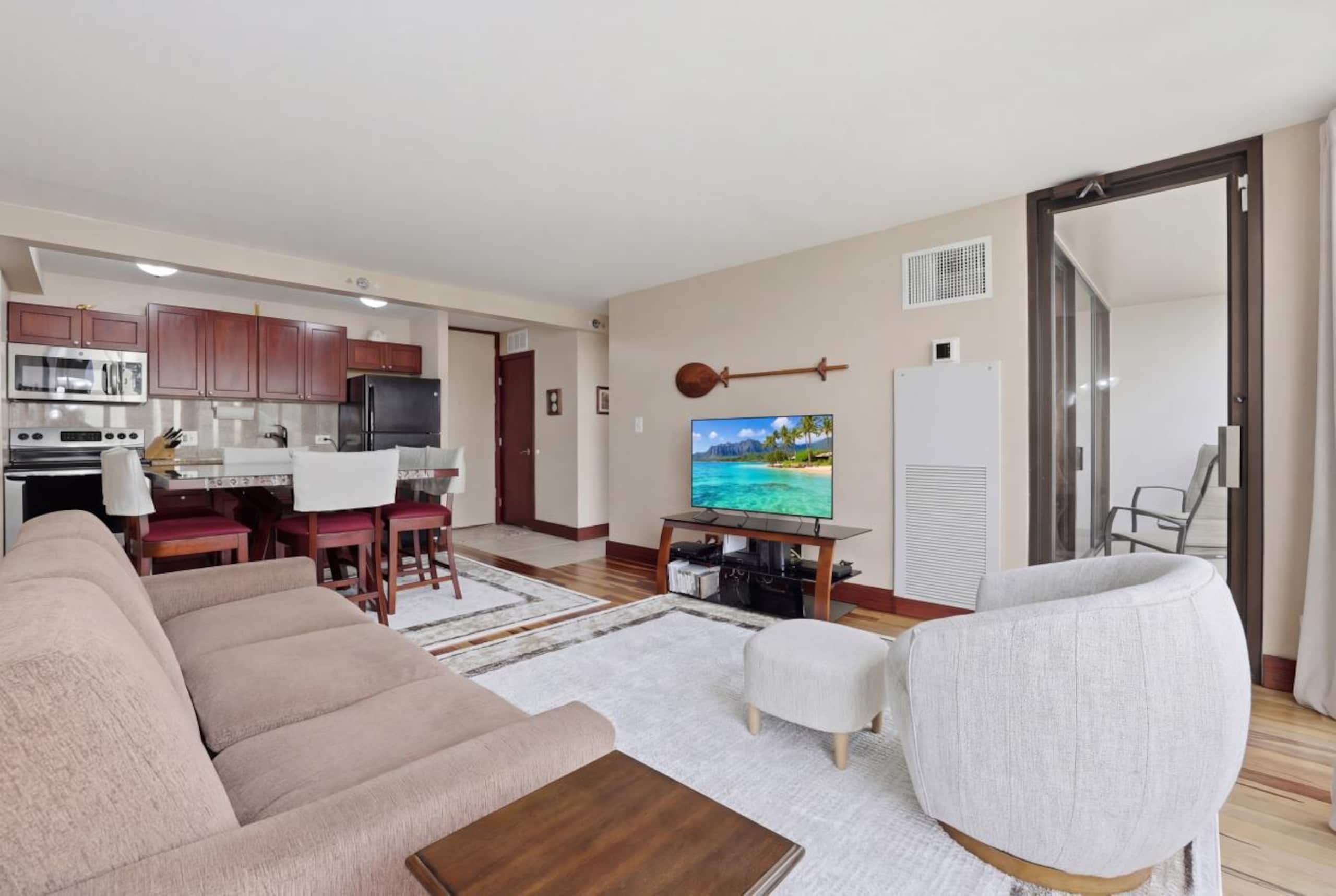 Condo in Honolulu · ★4.9 · 1 bedroom · 2 beds · 1 private bath - Image 3