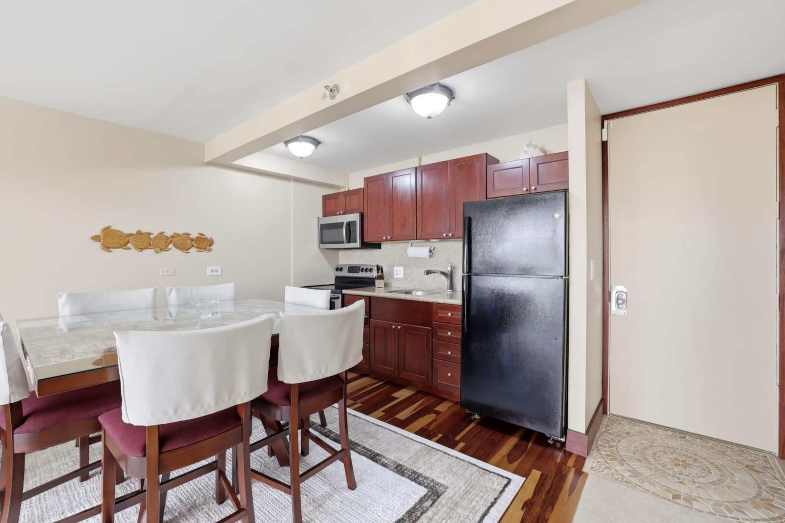 Condo in Honolulu · ★4.9 · 1 bedroom · 2 beds · 1 private bath - Image 5