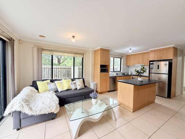 A03-silverleaf: 6 Bedroom 2.5 Bath Family Home - Canberra
