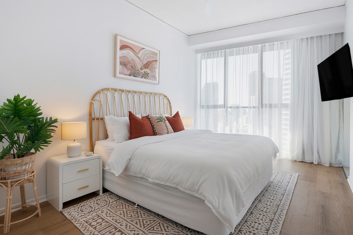 3 Bed Apartment | Ocean Views | Walk to Everything - photo 4