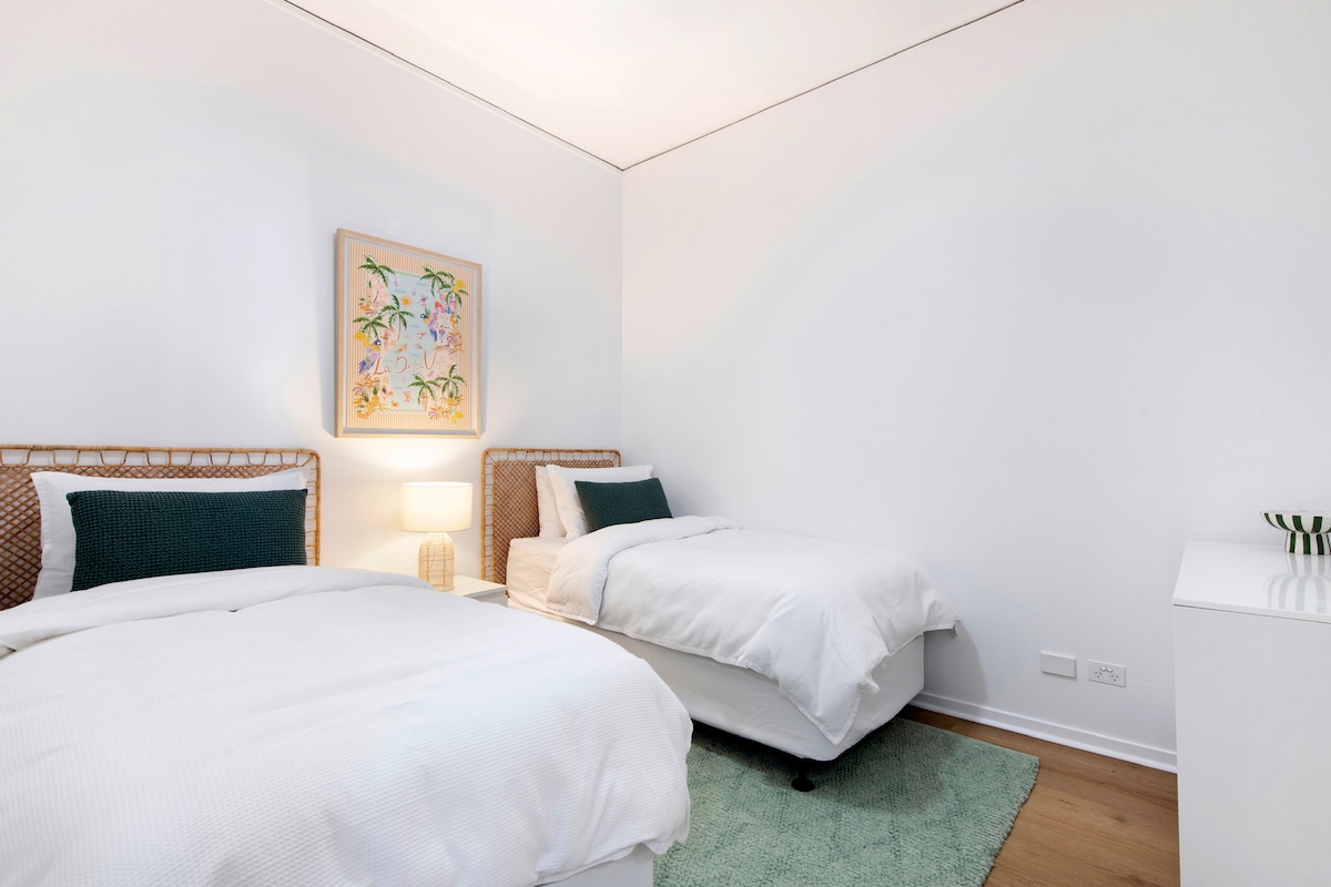 3 Bed Apartment | Ocean Views | Walk to Everything - photo 7