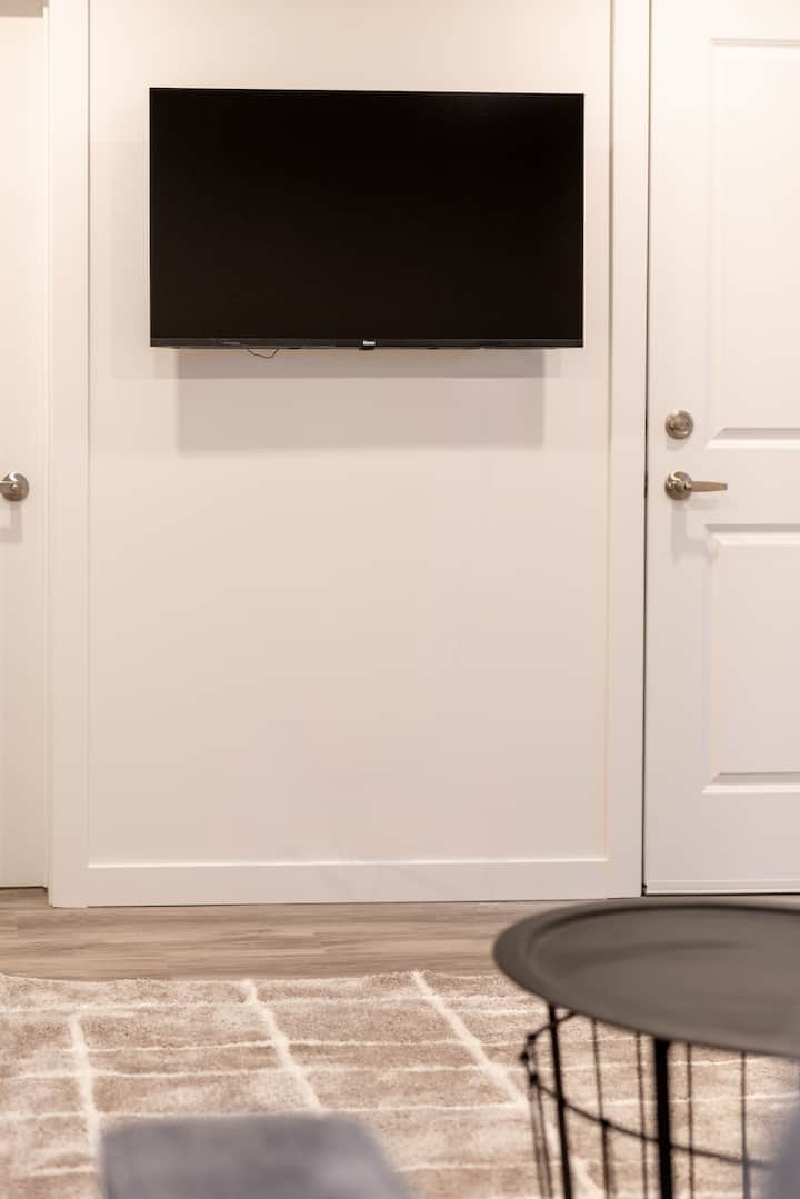 Fantastic 2- Bedroom Legal Walkout Basement Suite - Airdrie