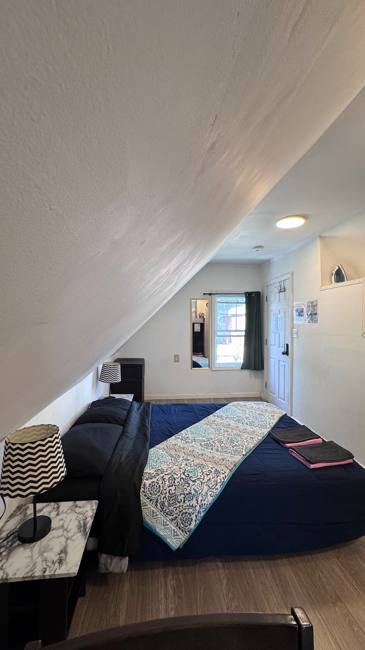 Loft Studio In Malden, 3rd Floor, Parking - Lynn, MA