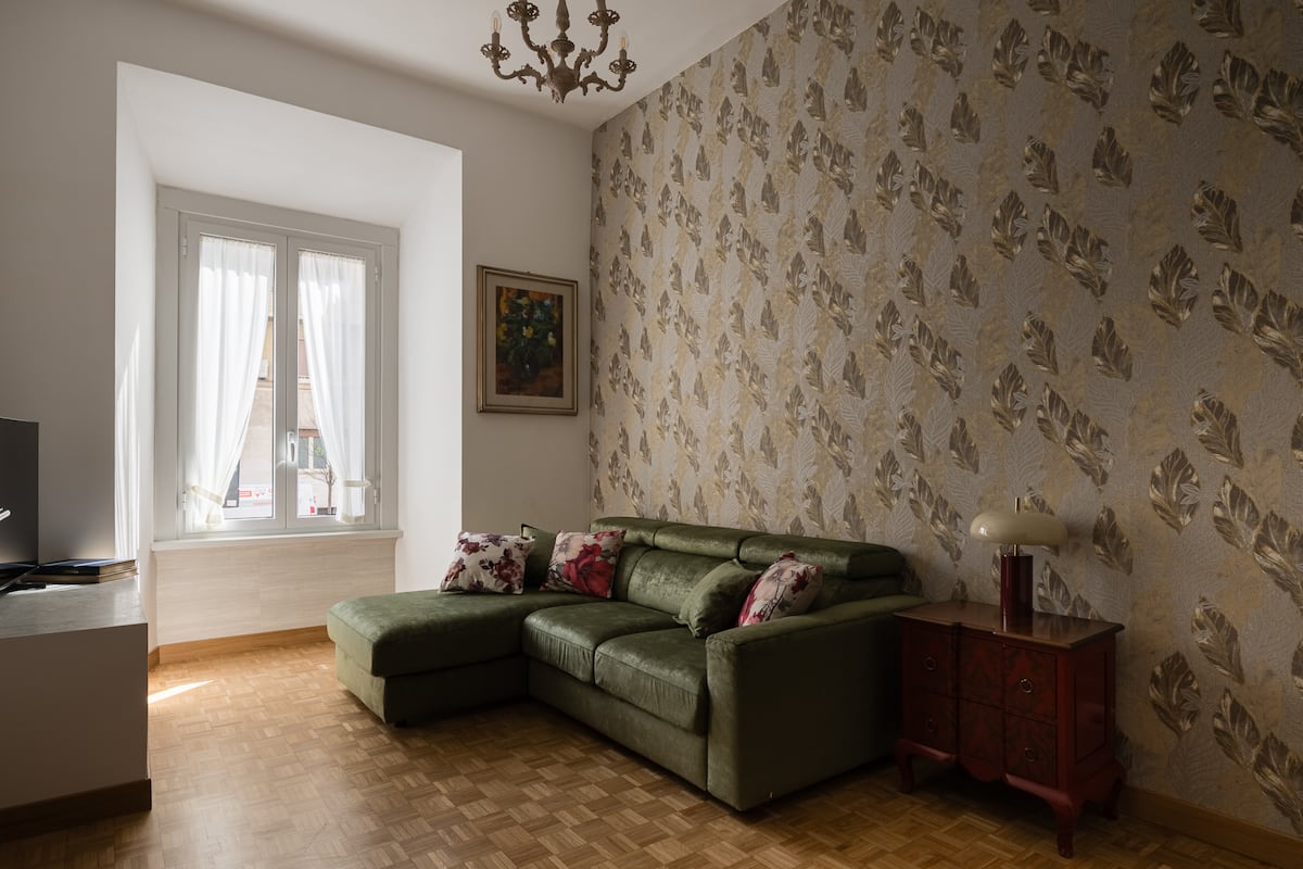 Elegante e spazioso appartamento con 3 camere da letto e 3 bagni vicino alla metropolitana — Salotto 2 | Casa vacanze LovedHomes a Roma