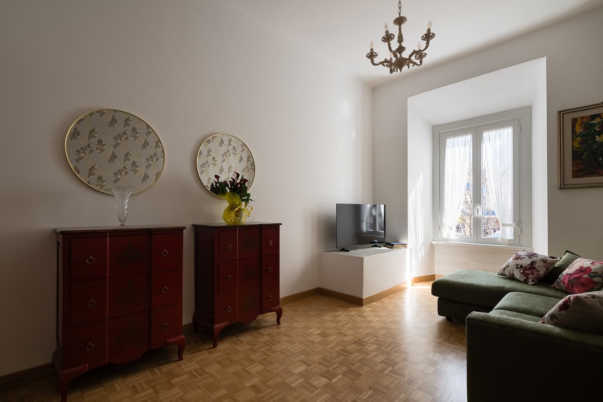 Elegante e spazioso appartamento con 3 camere da letto e 3 bagni vicino alla metropolitana — Salotto 3 | Casa vacanze LovedHomes a Roma