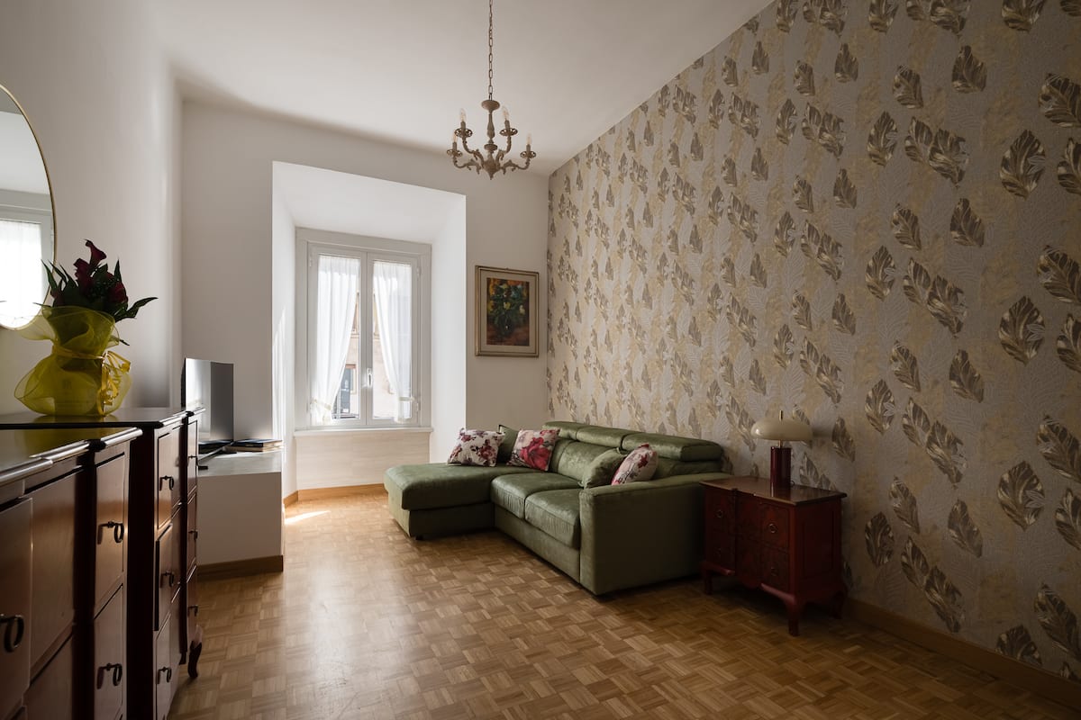Elegante e spazioso appartamento con 3 camere da letto e 3 bagni vicino alla metropolitana — Salotto 1 | Casa vacanze LovedHomes a Roma