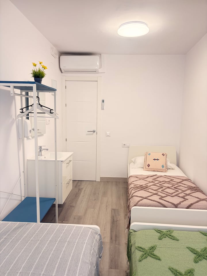 Amplia Habitación Triple En Pleno Centro - Valence en Espagne