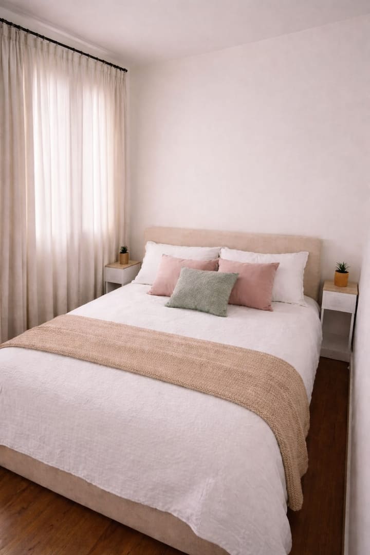 Camera accogliente con letto matrimoniale, decorata con toni rilassanti. Ampie finestre offrono luce naturale, creando un ambiente tranquillo. Perfetta per un sonno ristoratore dopo una giornata di esplorazione. Ideale per coppie e viaggiatori.