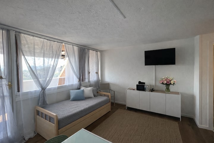 Accogliente soggiorno con vista, arredato con stile. Include un comodo divano letto, TV e accesso alla terrazza. Perfetto per coppie o famiglie. Goditi un'atmosfera luminosa e rilassante nella splendida Costa Smeralda!  .
