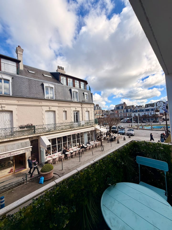 Le Joli Morny : Studio Vue Sur La Place Morny - Deauville