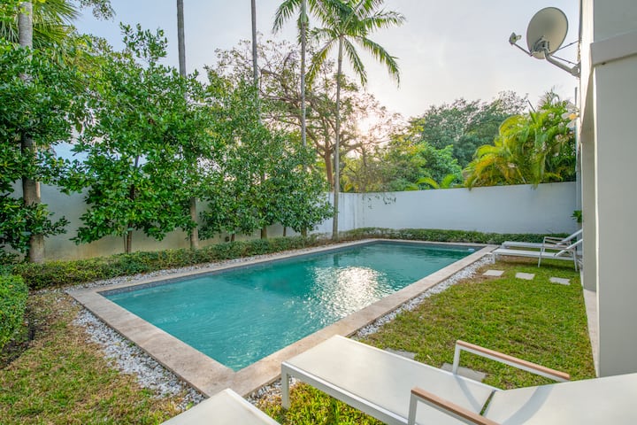 Exquisite 6br/3.5bbth Villa - Miami, FL