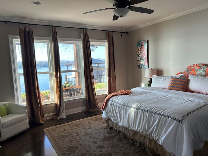 Dormitorio principal con cama tamaño king y vista al lago. Esta habitación incluye baño privado con un armario grande.