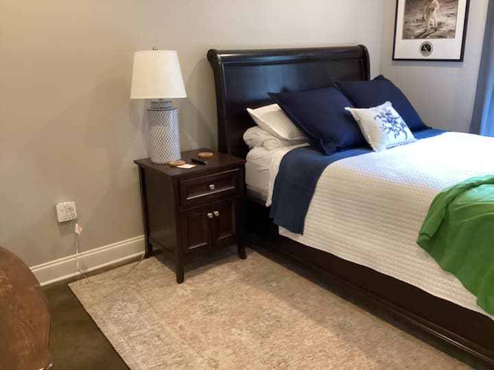 Primer dormitorio con cama queen.