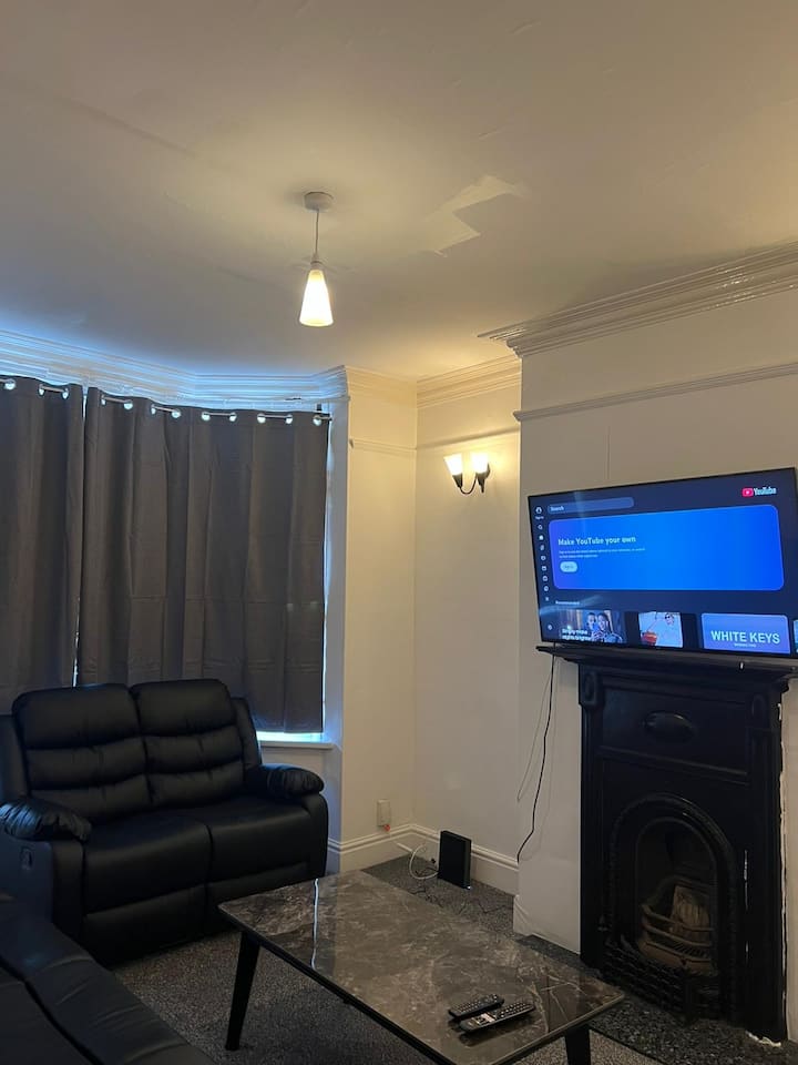 Beaconsfield 4 Bed House Sleeps 8 Close To City - Leicester