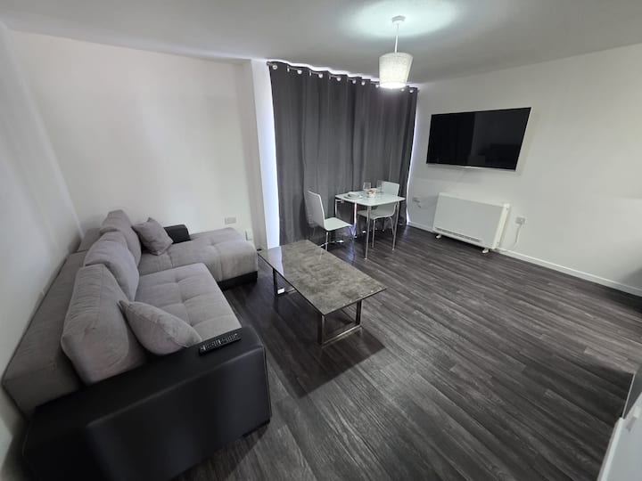 Ashleigh Gardens 1 Bed With Parking - Leicestershire