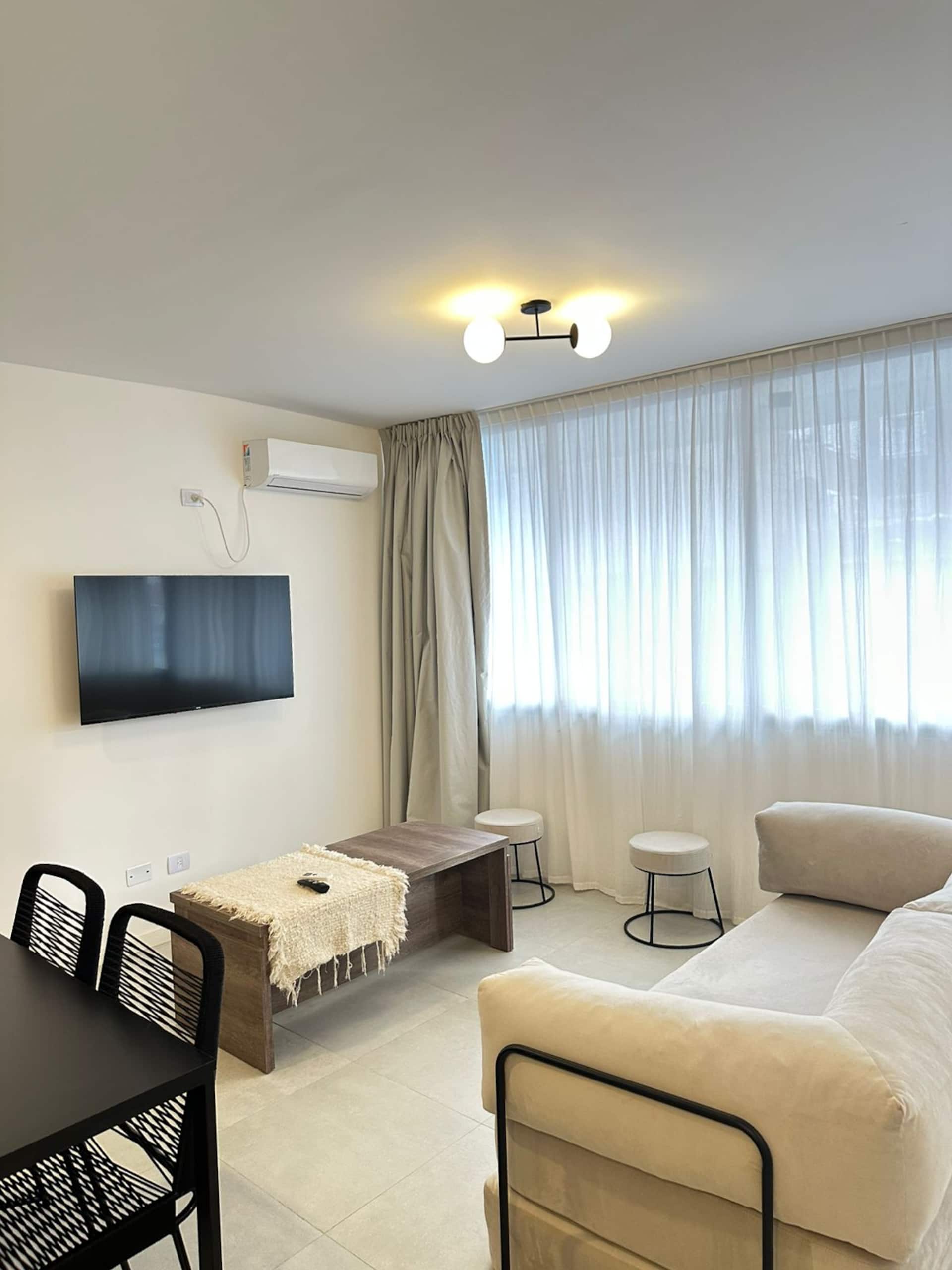 Large Studio, Alto Grande 108
