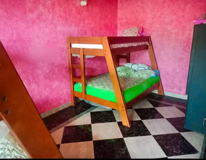 Una habitación pensada para los más pequeños o para compartir. Sus literas y ambiente alegre crean un espacio divertido y cómodo para descansar después de un día lleno de actividades, haciendo que los niños disfruten aún más la experiencia.