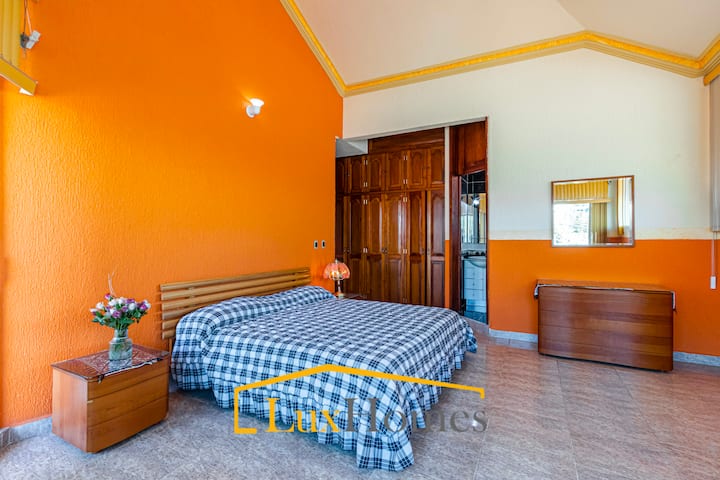 Esta recámara te hará sentir como en casa. Amplia, cómoda y con baño privado, es el refugio perfecto para descansar profundamente después de un día explorando el pueblo mágico de Tlayacapan.
