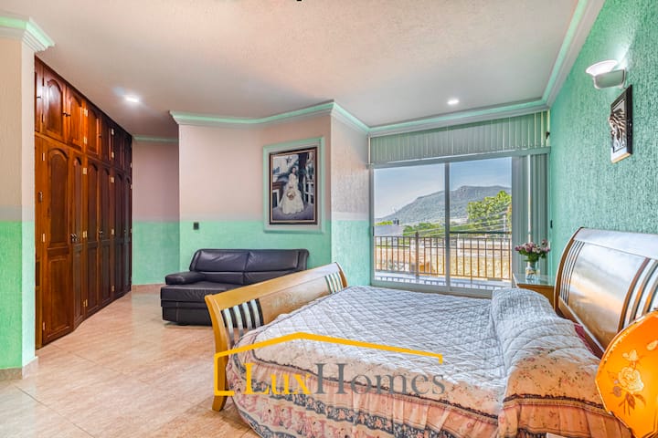 Descansa en una habitación cómoda y luminosa, con vista a las montañas y un ambiente sereno que invita a relajarte. Perfecta para desconectarte, dormir profundamente y despertar rodeado de calma y luz natural.