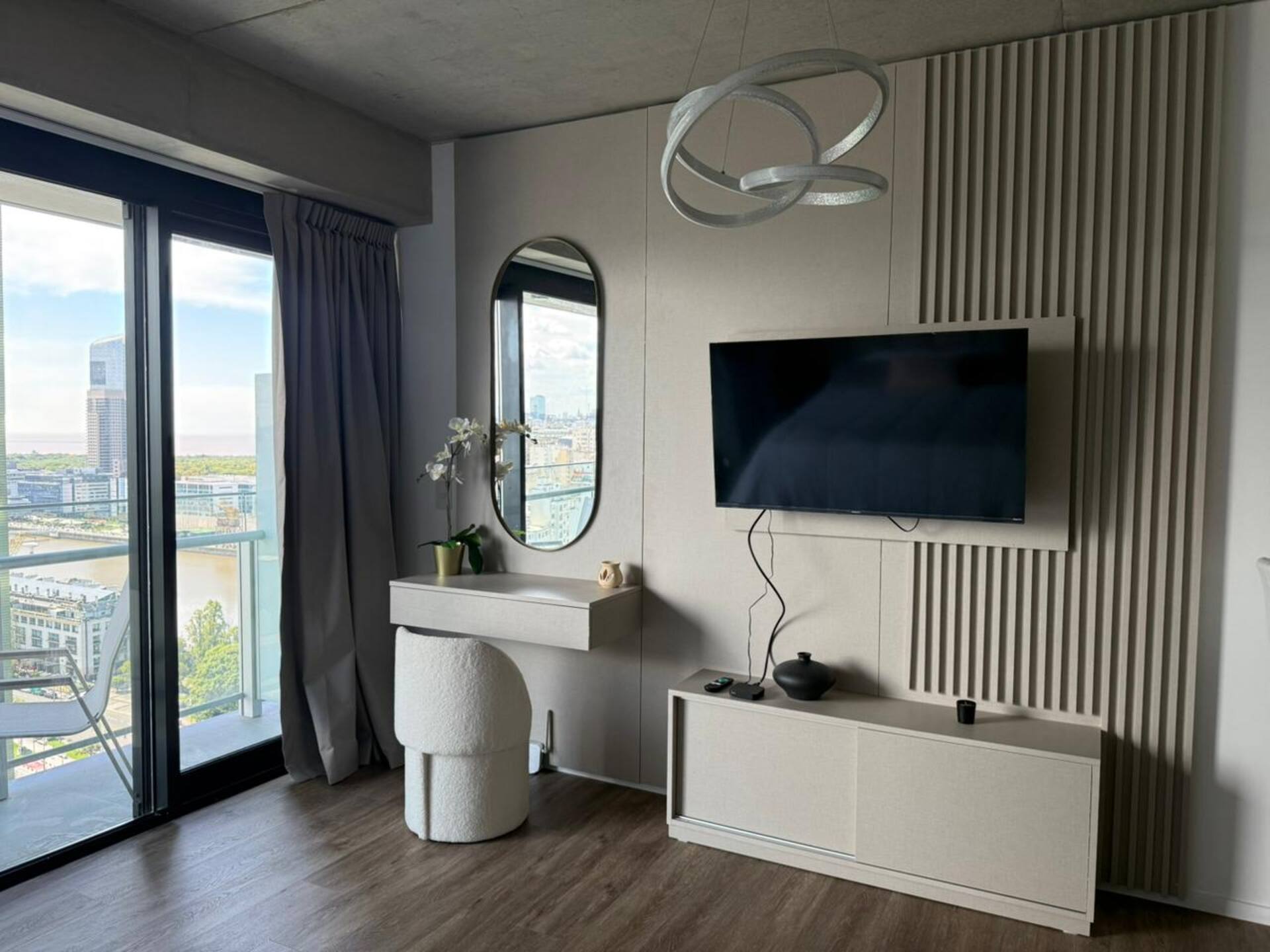 Studio in Luxury Tower with River & City Views
