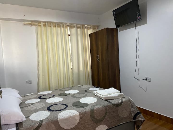 Habitación con cama matrimonial, ideal para un descanso cómodo. Cuenta con baño privado incluido, brindando mayor privacidad. Dispone de ropero para organizar tus pertenencias y hacer tu estadía más práctica y agradable.