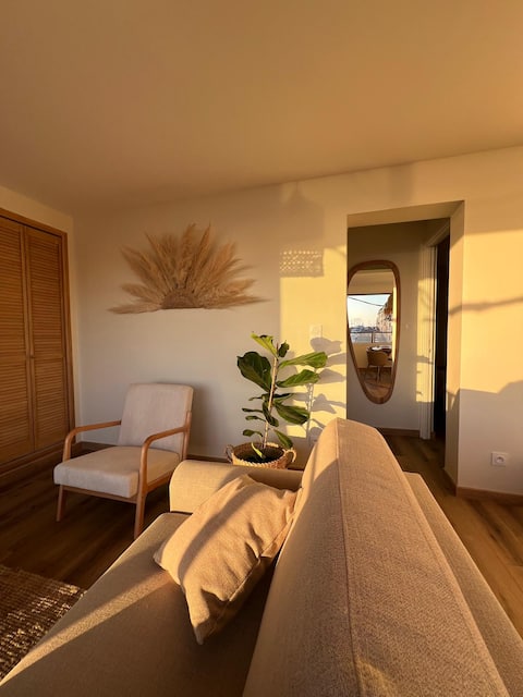Popular Airbnb listing: The Sunset. Balcony with exceptional sea view. Netflix in Le Portel