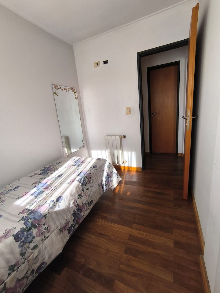 Izba s jednolôžkom. Matrac La Cardeusse s vysokou hustotou.