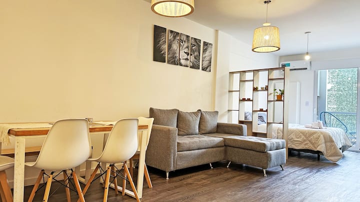 Monoambiente con balcón y parrilla en Saavedra