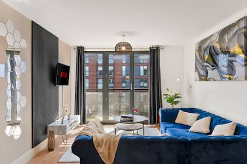 Top Airbnb: City Heaven Retreat · Balcony & Free Parking in Birmingham